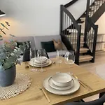 Bright Loft With Glazed Balcony Apartmán